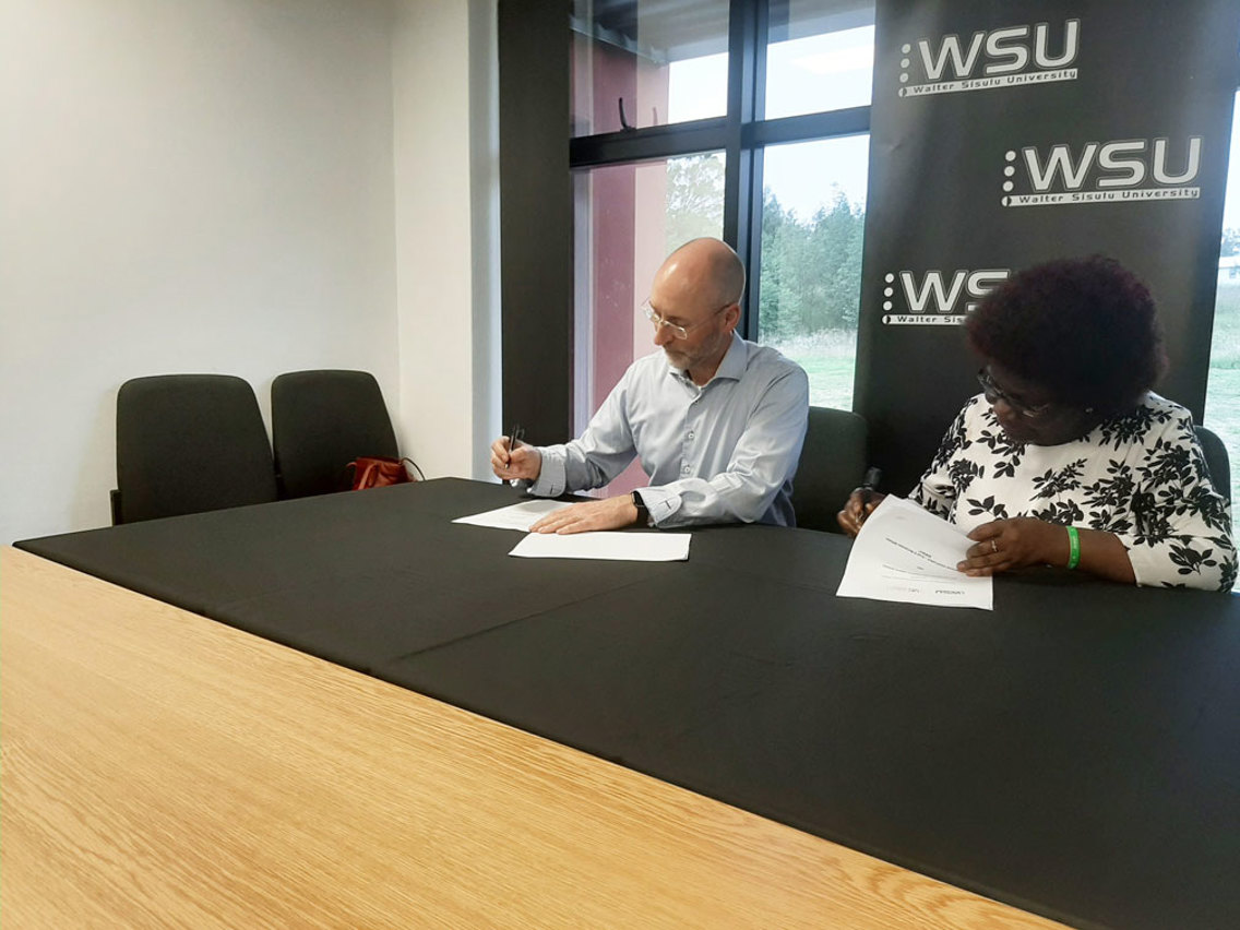 Professor Per Morten Fredriksen skriver under en intensjonsavtale med professor Teresa Chisanga, rektor ved Walter Sisulu University (WSU).