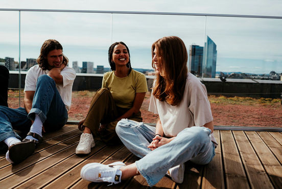Bildet av en gjeng studenter på en takterrasse