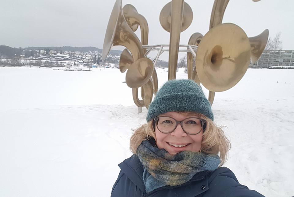 Bilde av Trine i snøen med instrumentstatue