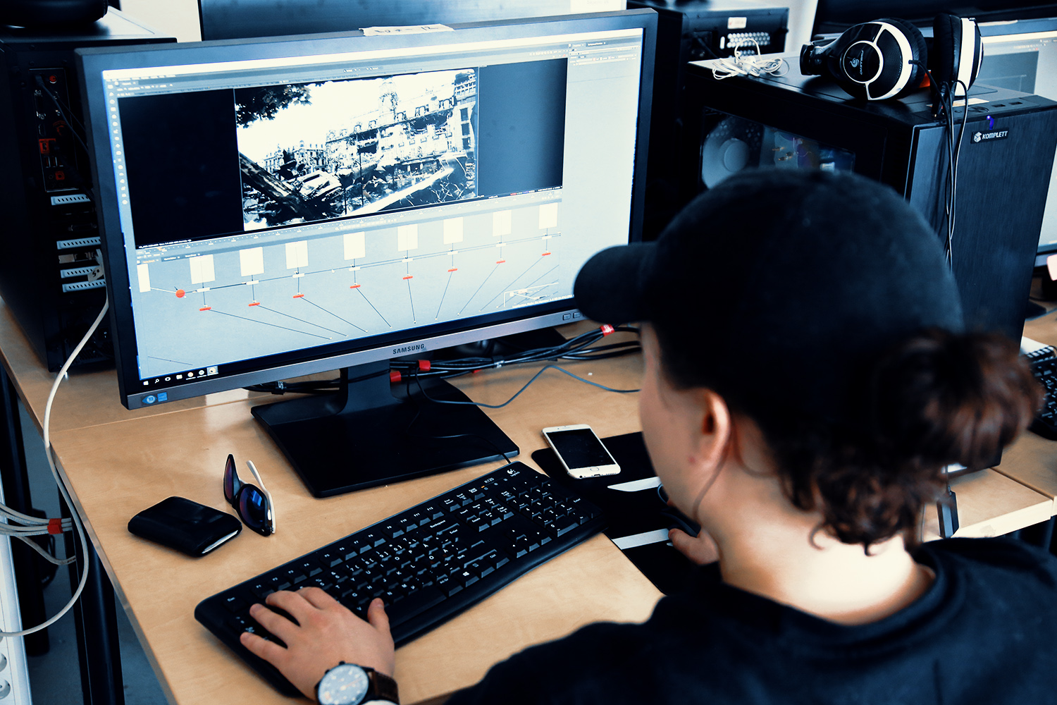 Designer arbeider foran en PC. Bachelor i Visual Effects ved Høyskolen Kristiania.