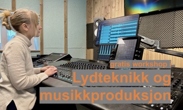 En person sitter foran en lydmikse i et lydstudio. Tekst: gratis workshop Lydteknikk og musikkproduksjon i oransje bokstaver