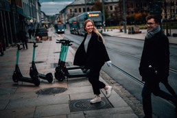 To studenter på gata i Oslo.