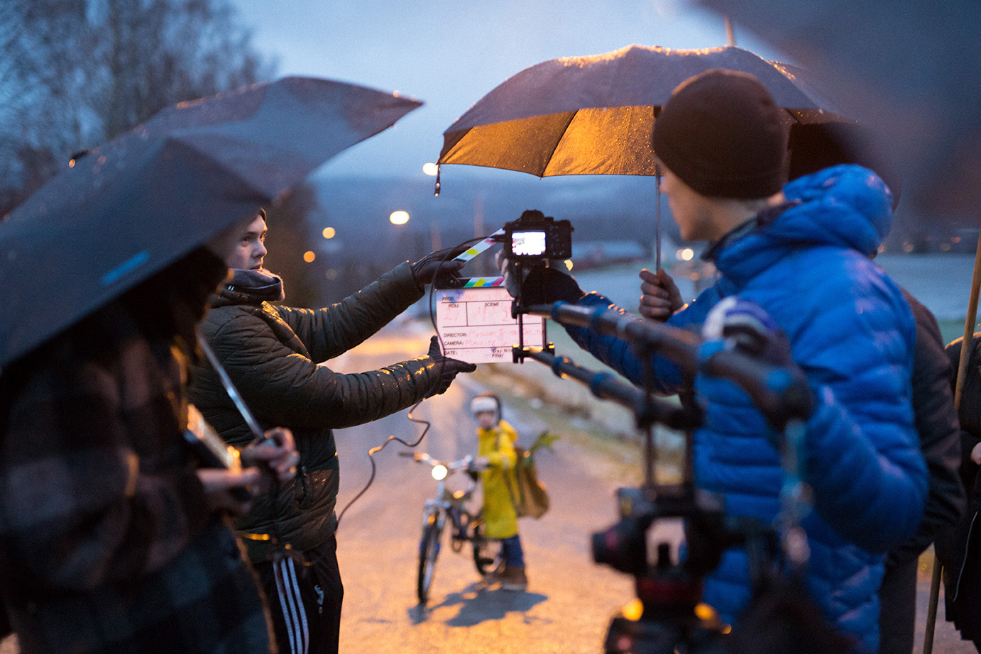 Studenter med kamera på et filmsett. Bachelor i Film og TV ved Høyskolen Kristiania.