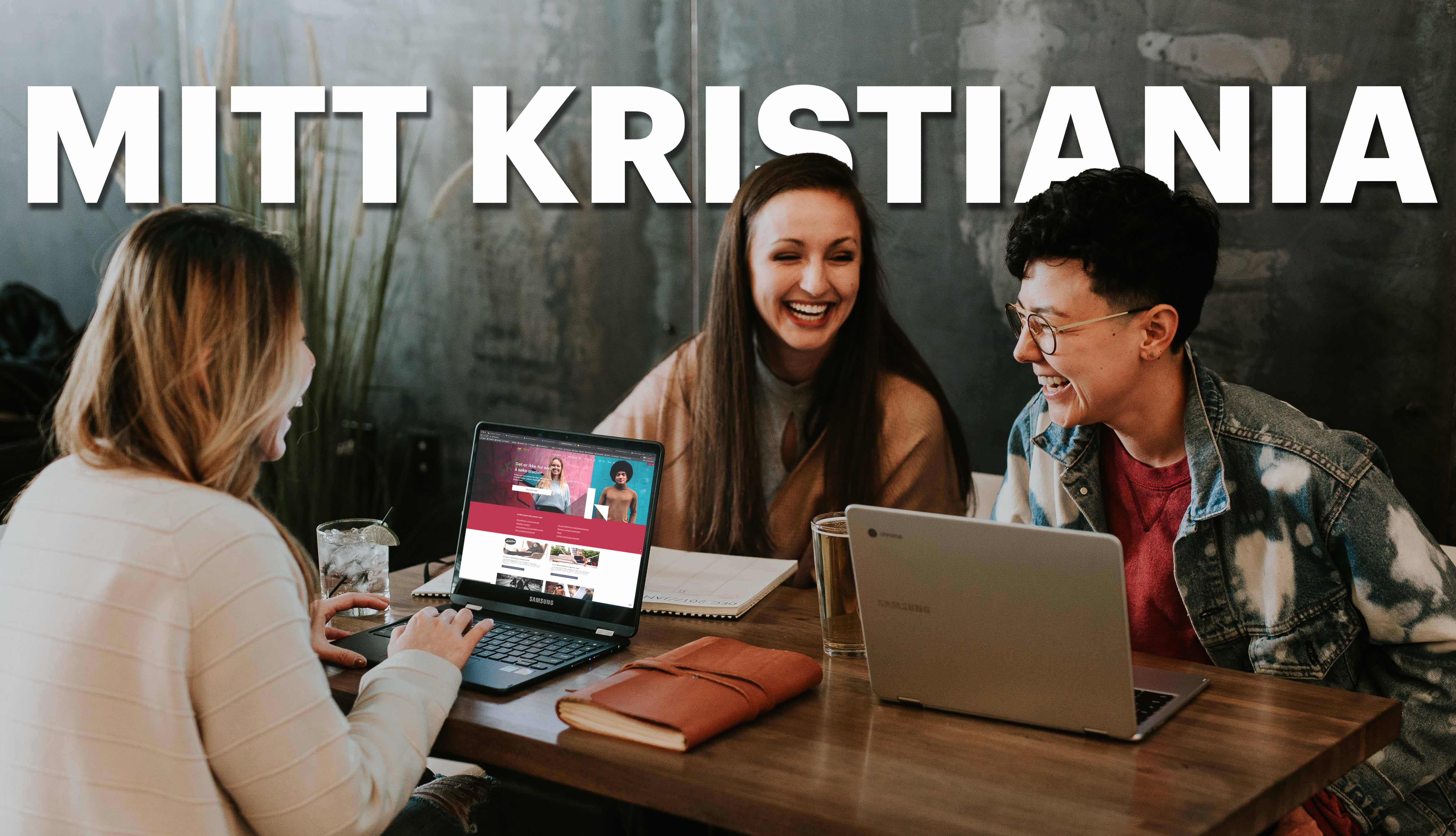 Tre studenter med hver sin laptop sitter rundt bord og hygger seg. Teksten "Mitt Kristiania" kan sees i bildet.