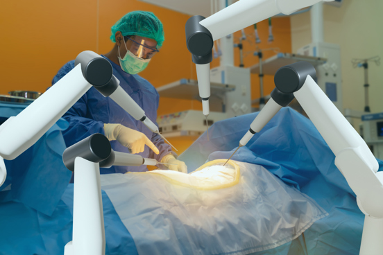 Kirurg og robotkirurg samarbeider om et inngrep