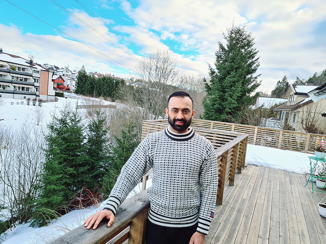 Foto av mann på en terrasse i vinterlige omgivelser.
