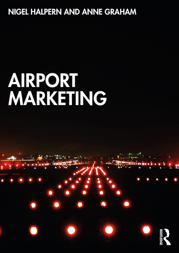 Bildet viser forsiden til boken "Airport marketing". Bokens cover er et bilde av en innflying om natten.  Man ser mange lyspunkter som viser hvor rullebanen er for innflyging. 